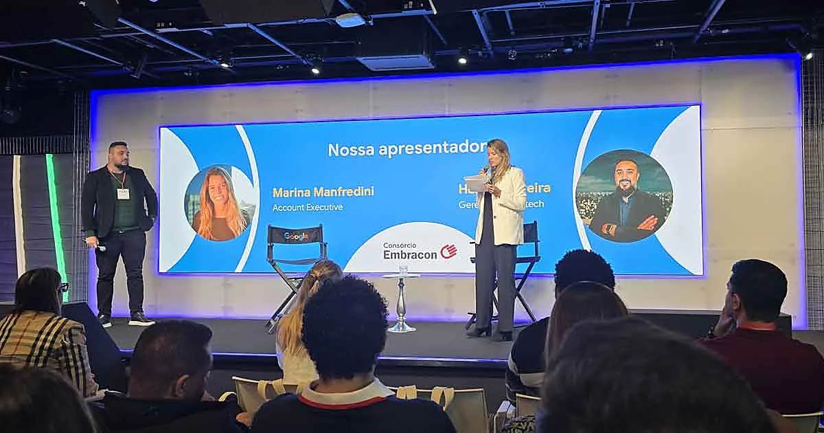 Apresentadores no palco do LeadMasters 2026, em São Paulo.
